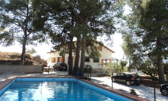 Cehegin Casa | Casa rural amplia con pinada, vistas, piscina grande y acceso a rutas.