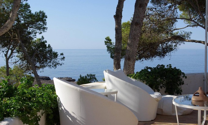Portopetro Villa | Gran villa frente al mar con jardín y terrazas.