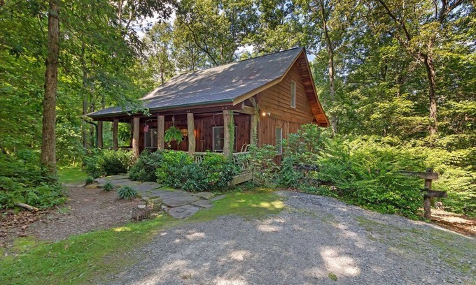 Brevard Cabina | A Laurel Haven, with big porches and a log cabin feel. Fireplace.
