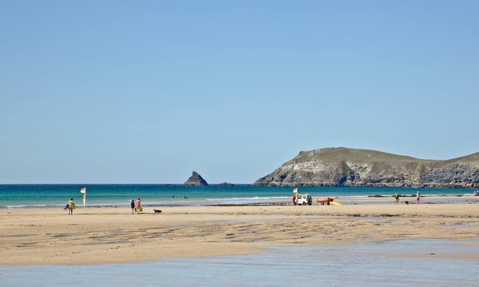 St Merryn Cabina | A light and spacious lodge with one double with walk in wardrobe and en-suite shower and one twin.