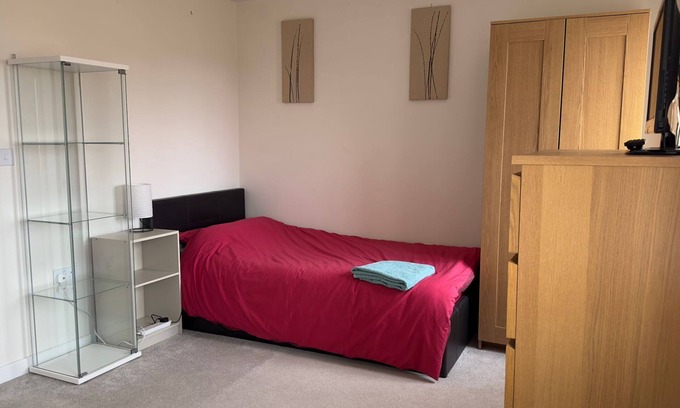 Milton Keynes Casa | A light spacious room,with sofa and single bed. Private bathroom with shower.