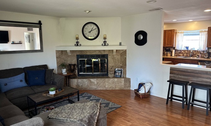 Simi Valley Casa | A little Coast, Mountain & Country! Safe, clean & convenient.