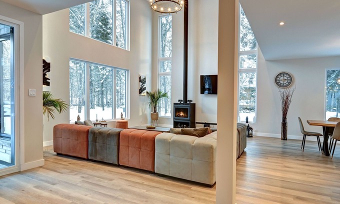 Lac Superieur Village Chalet De Esquí | A Luxurious 4-Bedroom Next to Mont-Tremblant ski
