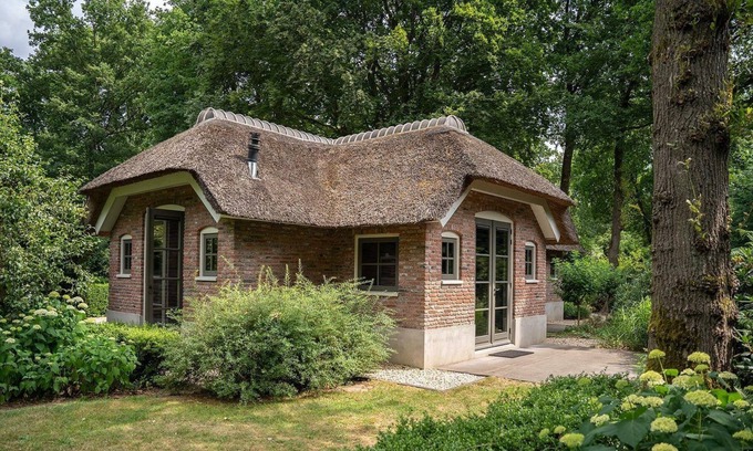 Ermelo Casa | A luxurious and comfortable farmhouse for 8 people on the small-scale resort De Vlindervallei. This holiday home features a stylish interior, has a spacious garden with plenty of privacy, and is located in a wooded area.