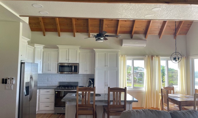 Isla de Utila Casa | A Luxurious Charming Bungalow Located in Tranquil Utila