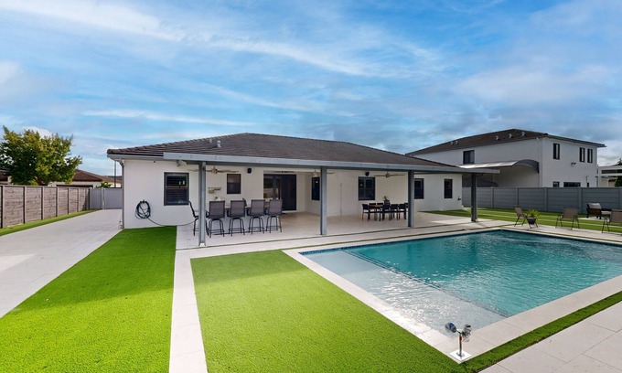 Ludlam Casa | A luxurious home with private pool and outdoor kitchen