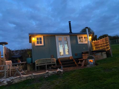 Elham Casa | A luxurious sunrise & sunset Shepherds Hut with wood burning stove & Hot Tub, Elham Valley, Kent