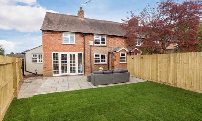 Stratford-upon-Avon Cabaña | A luxury cottage, family and pet friendly, close to Stratford Upon Avon centre