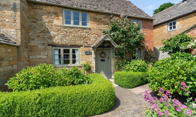 Ebrington Cabaña | A Luxury Family Friendly Holiday Cottage in the Cotswolds - Spring Cottage