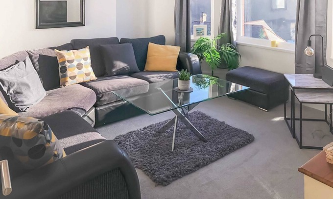 Aberbeeg Cabaña | A luxury town house bordering the Brecon Beacons National Park.