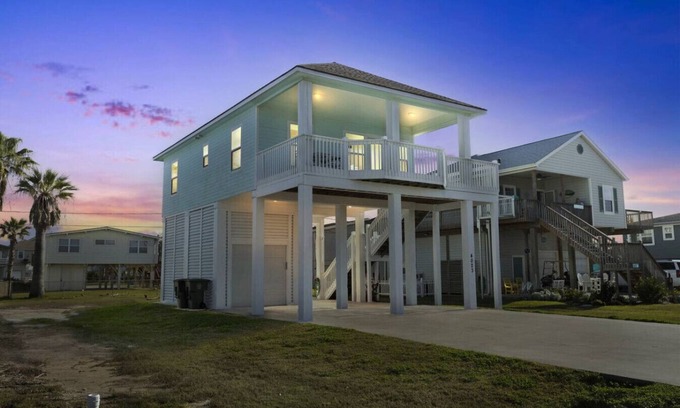 Galveston Casa | A&M's Perch: Near Marina/Park & Golf Cart Included