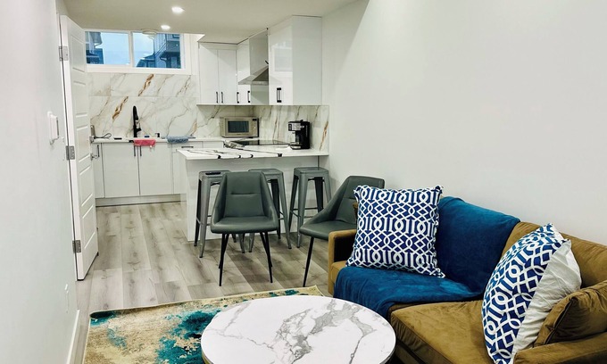 Northwest Calgary Casa | A master retreat king. size bed