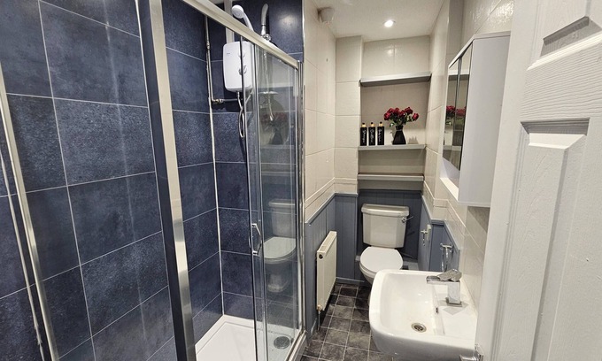 Quedgeley Casa | A modern 4 Bedroom and 2 bathrooms House. Private parking. Quiet area.
