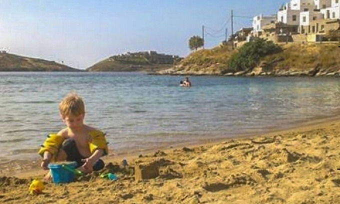 Vourkari Villa | Una casa moderna en una pequeña isla paradisíaca a solo una hora de Atenas
