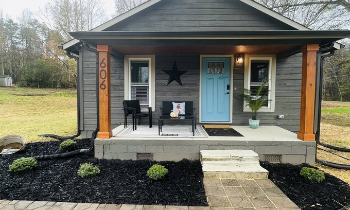 Boger City Casa | A Modern LincolntonCottage featuring 2 Queen bedrooms & 1.5 Bathrooms