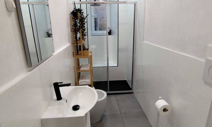 Prenestino-Centocelle Apartamento | A Modern Refuge in Rome: Relaxation amidst Garden and Whirlpool