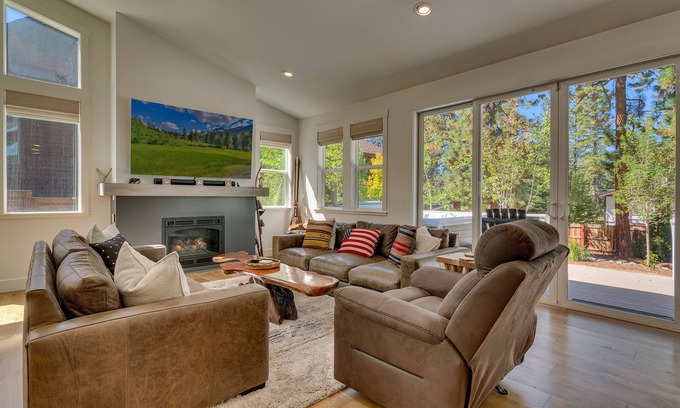 Lower Kingsbury Casa | A Modern Tahoe 3 Bedroom, 3.5 Bath (SL110), Hot Tub, BBQ, Close to Downtown