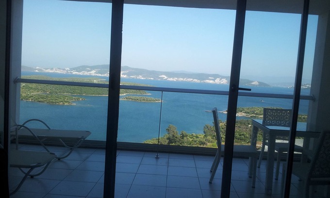 Kiyikislacik Apartamento | Un moderno apartamento de lujo de un dormitorio, en un complejo con vistas al mar Egeo.