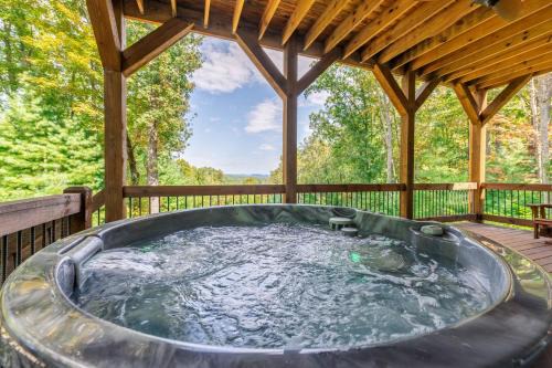 Morganton Casa | A Mornings Mist - Scouts Overlook - Romantic Retreat, Hot Tub, Cozy Fireplace, Mountain Views at Scouts Overlook -