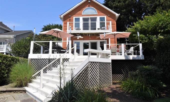Annapolis Casa | A most envious location! Home includes a beautiful gourmet kitchen with a dining area and a Guest House with Bedroom and Full Bath!