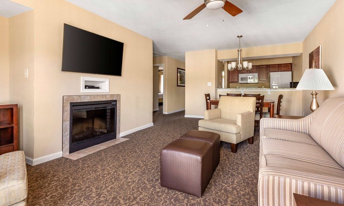 Berkeley Hotel | A Must-Experience Vacay! 2 Units w/ Kitchens, Pool, Sports Courts, Free Parking!