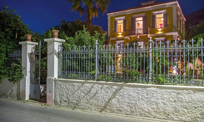 Leros Villa | Una joya neoclásica en el corazón de un pueblo griego de pescadores.