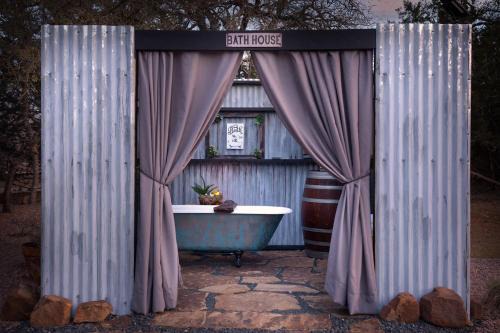 Fredericksburg Casa | A Nest For Two, Bathhouse, Firepit, Sleeps 2