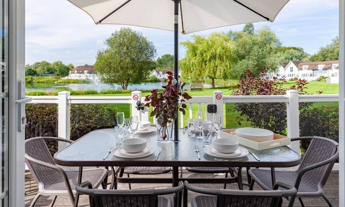South Cerney Cabaña | A new england lakeside lodge that sleeps 6 guests in 3 bedrooms