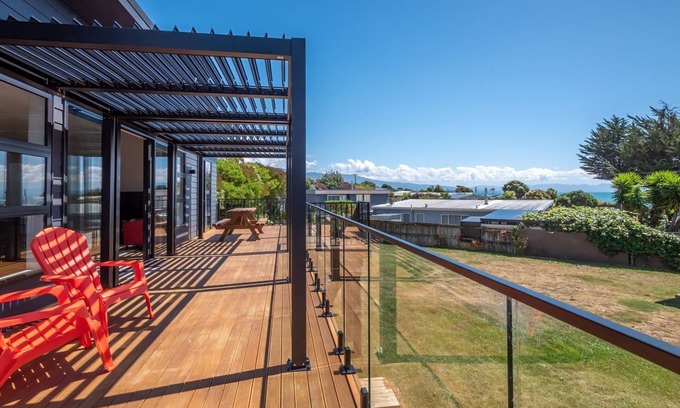Pohara Casa | A new family home just a few steps from the beach