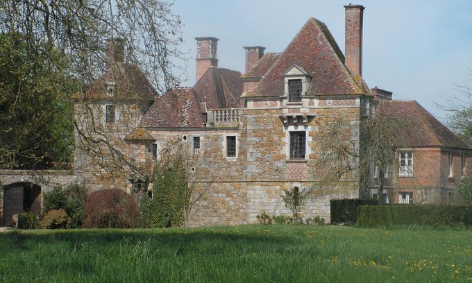 Saint-Pierre-du-Mesnil Otro | A night in a medieval castle