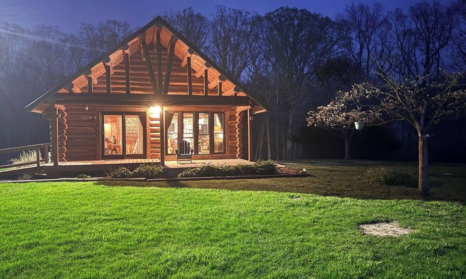 Shelbyville Cabina | A Novel Stay 3bd log cabin with Hot tub in amazing Shelbyville, IL. 3.5 acres.