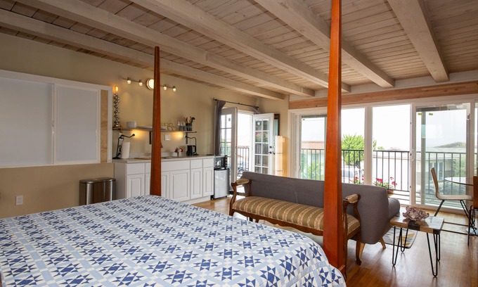 Playa Del Rey Apartamento | #A Ocean Beach View Studio Penthouse with Hot Tub & Eco Garden