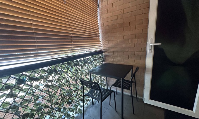 Mosman Park Apartamento | A one bed living haven with free parking and close to local attractions.