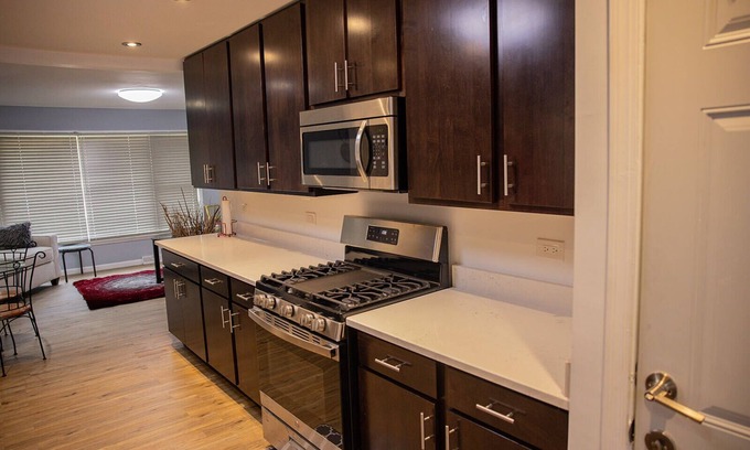 Oak Lawn Casa | A peaceful 3 bedroom house with a spacious kitchen