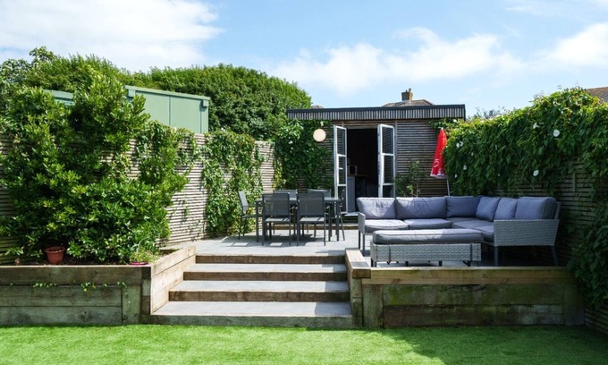 Brighton Casa | A peaceful and centrally-located Own space in rear of garden with own entrance.