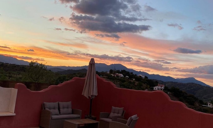 Coin Chalet De Esquí | A peaceful countryside retreat amongst palm trees and nature with private pool
