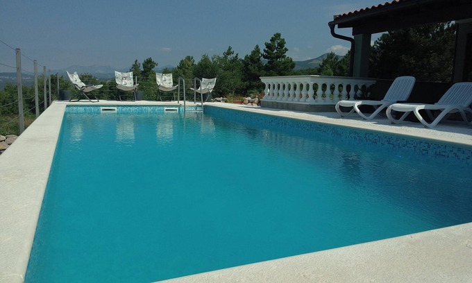 Kraljevica Villa | Una villa tranquila con piscina propia y una gran vista al mar.