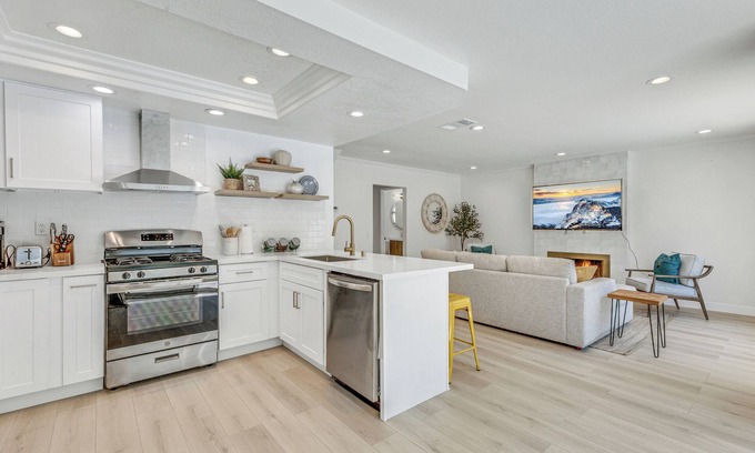Ontario Casa | A Perfect Outstanding Heated Pool Designed for Family & Friends