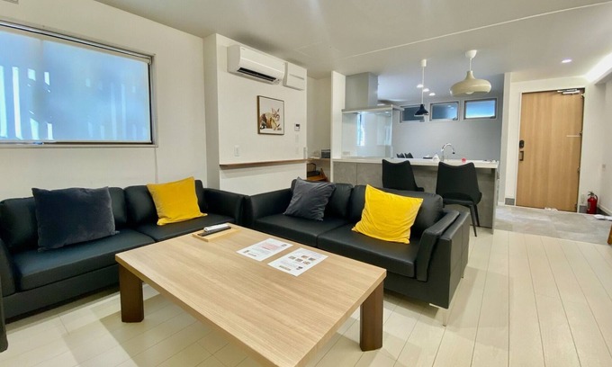 Chikusa Ward Casa | A petfirst villa has been created in the center o / Nagoya Aichi