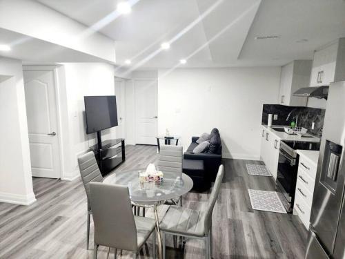 Brampton Apartamento | A Place to Call Home - 2 BR Basement