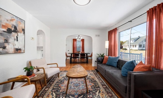 Peoria Heights Casa | A Pop of Color - 3BD in the Heights w/ 3 King Beds