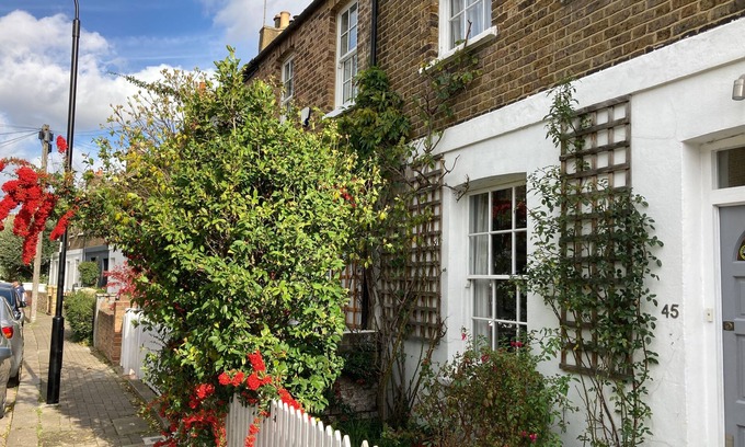 Ravenscourt Park Cabaña | A pretty cottage in West London