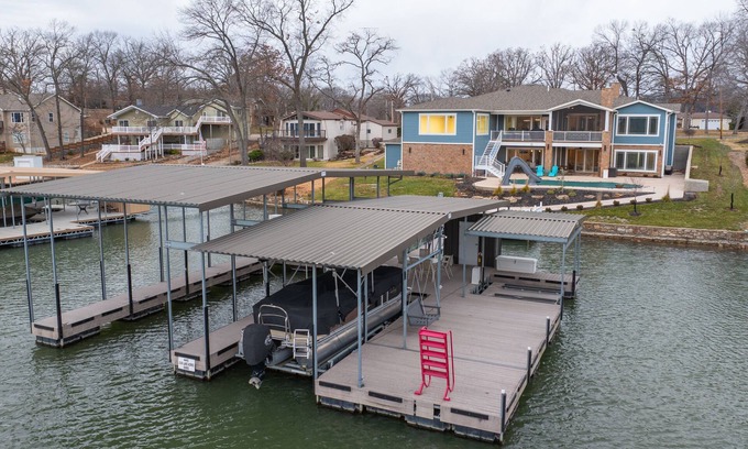 Osage Beach Casa | A PRIME location, Large 5Bd 4.5 Ba Home in the heart of OSAGE BEACH; pool & dock