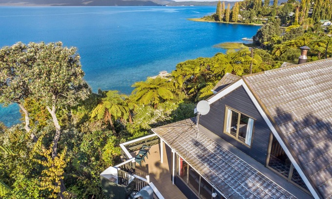 Lake Tarawera Casa | A PRIMO LAKE TARAWERA WATERFRONT LOCATION
