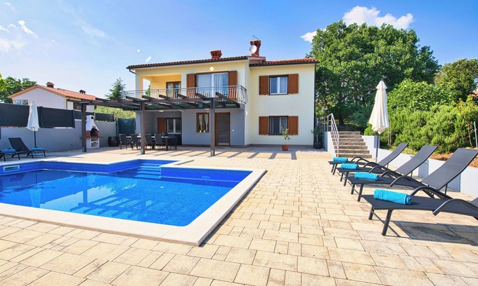 Kapelica Villa | Piscina privada y vallada villa junto al mar.
