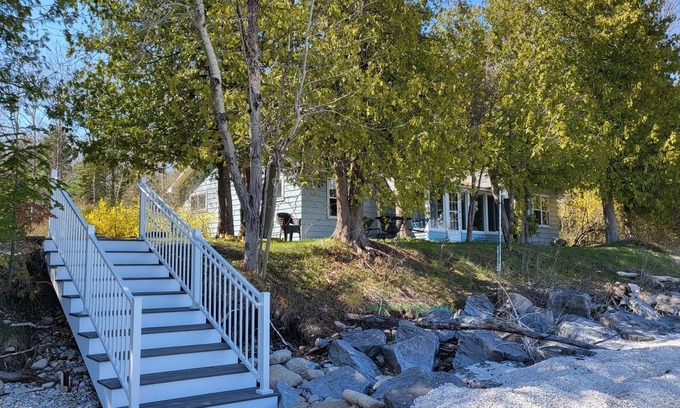 Northport Casa | A private ranch home on Lake Michigan with stunning sunrise views.