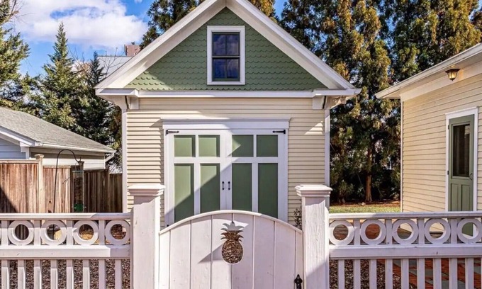 Falls Church Cabaña | A Private, Serene Retreat Just Outside DC – Hillier Cottage
