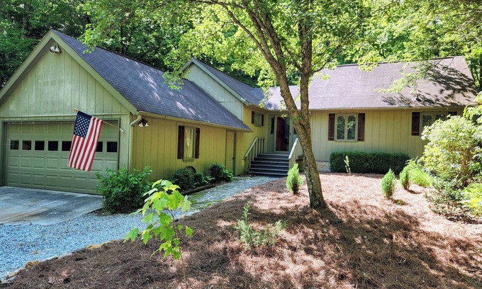Lake Toxaway Cabaña | A Private Stream & Access To Indian Lake!