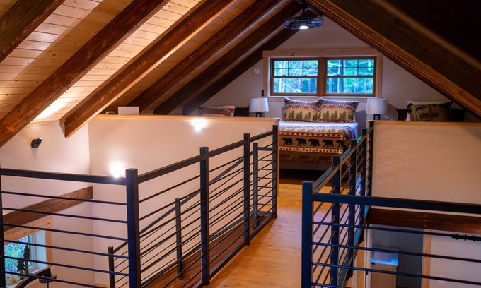 Sheridan Cabina | A private wooded retreat with modern amenities, close to town and pet friendly!