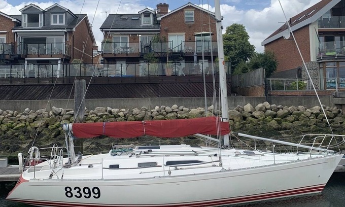 Hamble-le-Rice Alquiler De Eote | A Private Yacht in Port Hamble Marina with beautiful waterside surroundings